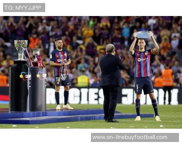 迈阿密国际全队合照亮相布斯克茨与阿尔巴成为焦点C位球员